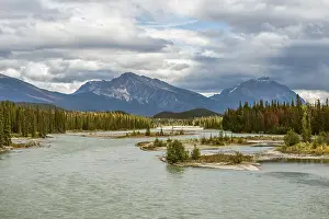 Jasper National Park View Drucke: View on wide valley with river