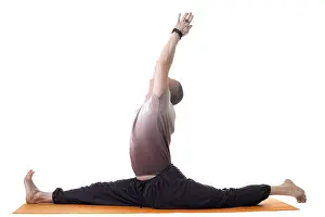 Fitness Wellbeing Drucke: Side view of yoga trainer posing on split