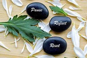 Zen Stones Drucke: Top view of Zen stones with Pause