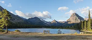Drucke von Blickbank am Bergsee, Two Medicine Lake, Berglandschaft, Sinopah Mountain, Glacier National Park, Montana, USA Montana Drucke: Blickbank am Bergsee.