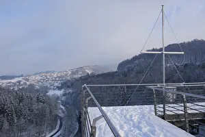 Snowy Germany Landscape Drucke: Viewing platform on the Hennedamm with a view of Meschede