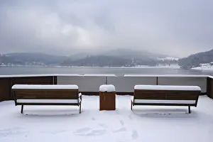 Sauerland Nature Reserve Drucke: Viewing platform with snow at the Hennesee