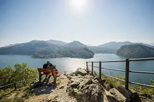 Mountain Peak Scenery Drucke: Viewpoint with couple on a bench