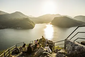 European Lakeside Atmosphere Drucke: Viewpoint with view of lake and mountains