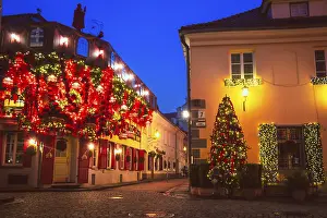 Drucke von Vilnius, Litauen - 30. November 2024: Wunderschöne kreative Weihnachtsdekorationen auf der berühmten Stikliai Straße im alten Vilnius. Feiertagsdekorationen Litauen Drucke: Vilnius, Litauen - 30. November