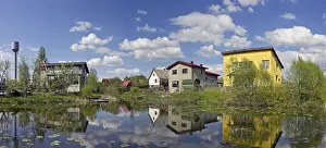 Drucke von VILNIUS, LITAUEN - 07. MAI 2016: Frühlingszeit in der öffentlichen Gartengemeinschaft Kalorija am Ufer eines kleinen Sees nahe dem Dorf Rastenenai. Sonniger Mai-Tag Litauen Drucke: VILNIUS, LITAUEN - 07. MAI