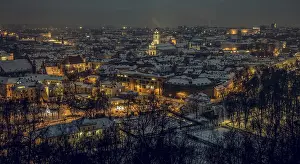 Drucke von Panorama der Altstadt Vilnius bei Nacht. Luftpanorama von Vilnius Altstadt. Nachtpanorama der Altstadt von Vilnius vom Hügel Dreikreuz, Litauen. Winterluftpanorama der Altstadt von Vilnius Litauen Drucke: Panorama der Altstadt von Vilnius bei Nacht.