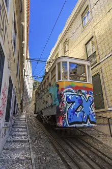 Urbane Kunst Drucke: Altes Aufzug mit Graffiti auf alter Straße.
