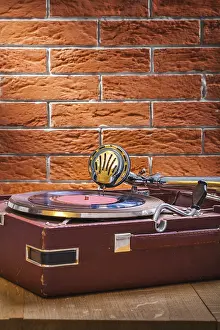 Brick Wall Background Image Drucke: Vintage gramophone on table and background of brickwall