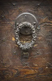 Drucke von Antikes Bild eines alten Türklopfers an einer Holztür Fotorealistische Kunstwerke Drucke: Antikes Bild eines alten Türklopfers an einer Holztür.