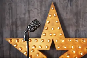 Empty Studio Environment Picture Drucke: Vintage microphone in studio with star on background
