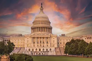 Parlament Drucke: Lila Sonnenuntergangshimmel über dem Dach des US-Kapitols.