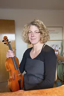 String Instrument Craftsman Drucke: Violin maker with the finished violin