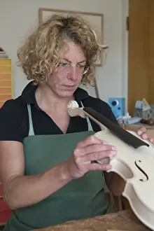 Stringed Instrument Craftsmanship Drucke: Violin making, attaching the neck, control