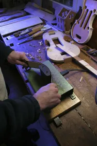 Violin Making Drucke: Violin-making, luthier's workshop
Violin-making