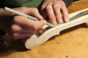Violin Making Drucke: Violin making, marking the scroll