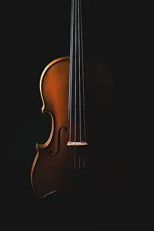 Soft Light Atmosphere Drucke: A violin in soft light against a dark background radiates elegance