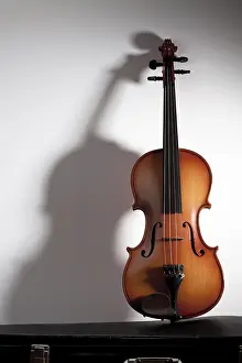 Music Instrument Cutout Drucke: Violin with soft shadow and copy space