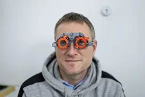 Eye Examination Process Drucke: Vision correction. Selection of eyeglasses