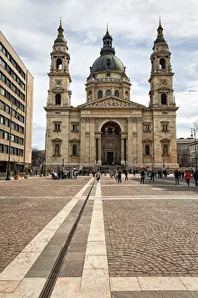 Neo Renaissance Architecture Drucke: Visitors in front of the cathedral at St