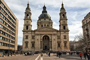 Religious Landmarks In Europe Drucke: Visitors in front of the cathedral at St