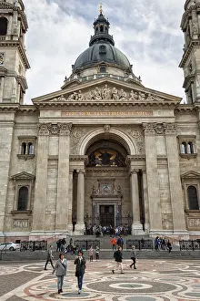 Neo Renaissance Architecture Drucke: Visitors in front of the cathedral at St