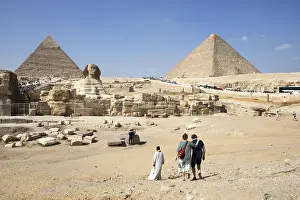 Female Figure Sculpture Drucke: Visitors at the Sphinx and the Pyramids