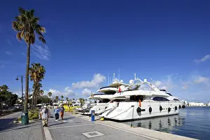 Drucke von Besucher schlendern entlang der Hafenpromenade, Luxus-Motorjacht, Palmenbäume, Mandraki-Hafen, Seehafen, Altstadt, Kos-Stadt, Kos-Insel, Dodekanes-Inseln Griechenland Ostadriatisches Meer Mittelmeer Kosovo Drucke: Besucher schlendern entlang der Hafenpromenade.