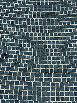 Geometric Mosaic Pattern Drucke: A visually captivating abstract image of a blue tiled wall