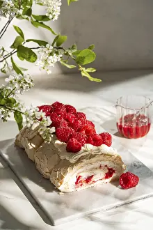 Sweet Treats Recipes Drucke: A visually delightful raspberry meringue roulade