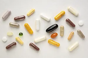 Healthcare Concept Drucke: Vitamins and supplements background - pills