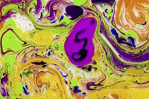 Bunte Abstrakte Kunst Drucke: Ein lebendiger abstrakter Muster, das durch Marbling-Techniken erstellt wurde.