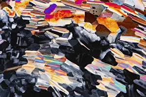 Colorful Crystal Patterns Drucke: A vivid display of liquid crystals viewed under a microscope