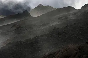 Piton De La Fournaise Drucke: Volcanic landscape with clouds