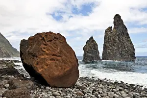 Madeira Portugal Landscape Drucke: Volcanic rock formations at the cliffs of