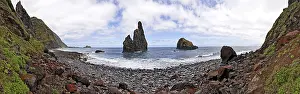 Volcanic Rock Formations Drucke: Volcanic rock formations at the cliffs of