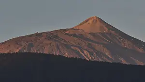 Deserted Volcano Landscape Drucke: Volcano at sunset, pink light on the summit