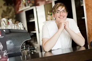Coffee Shop Worker Drucke: Waiter