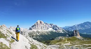 Tofane Mountain Range Drucke: Walker on footpath to the Nuvolau