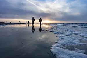 Northern Germany Coastal Area Drucke: Walkers at sunset on the beach