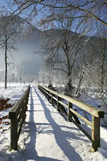 Wintery Nature Scenes Drucke: Walking bridge with snow
