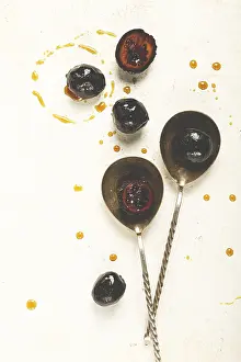 Deserted Breakfast Table Drucke: Walnut jam, on the table, top view