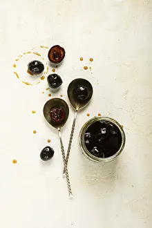 Top View Table Setting Drucke: Walnut jam, on the table, top view