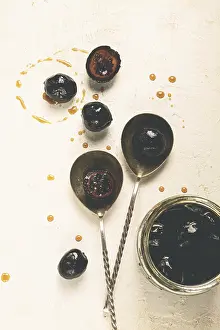 Top View Image Drucke: Walnut jam, on the table, top view