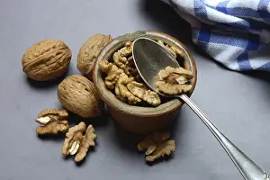 Walnut Nutrition Drucke: Walnut, walnuts in pots with spoon, Juglans regia