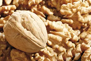Studio Shot Backgrounds Drucke: Walnuts, full format