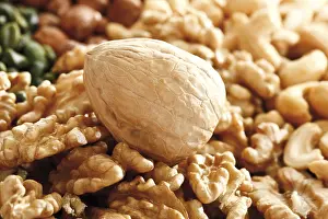 Studio Shot Background Drucke: Walnuts and mixed nuts, full format