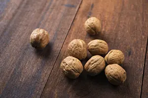 Wooden Table Background Drucke: Walnuts shell on wooden table background