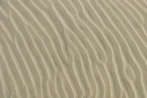 Deserted Sandy Ocean Beach Drucke: Washboard-like sand structure at a beach