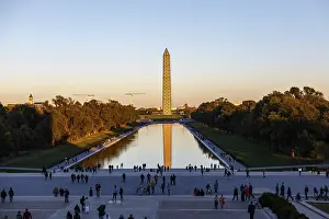 Drucke von Das Washingtoner Denkmal steht unter konservatorischer Arbeit in Washington DC, USA im Oktober 2013, Washington, Vereinigte Staaten Washington Drucke: Das Washingtoner Denkmal wird in Washington D.C. konserviert.
